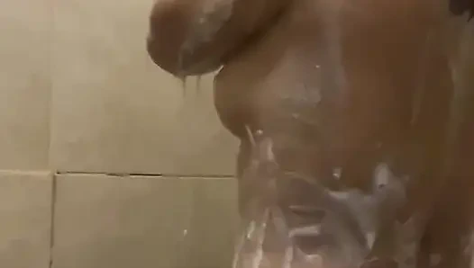 Selene sabunlu duş alıyor ve çok ateşli oluyor