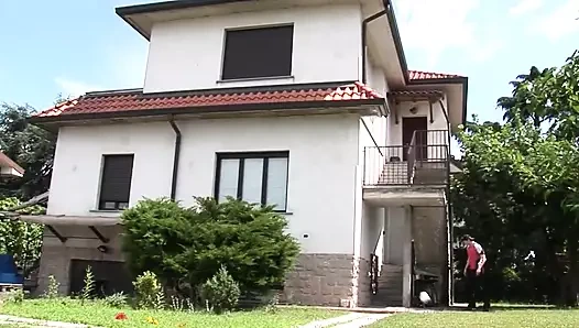 Hepimiz genç, sürtük, büyük memeli orta yaşlı seksi kadının öğleden sonra sikişmesini istiyoruz