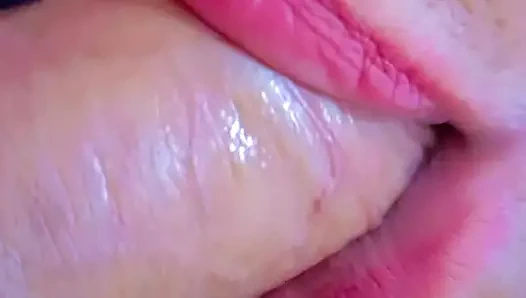 Dilini penis üzerinde hareket ettirmeyi seviyor