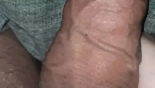 Üvey anne yatakta üvey oğlunun taşaklarına mastürbasyon yapıyor