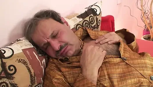 Yaşlılar üçlü grup seks sahne 1_hairy genç sarışın olgun üçlü seks seviyor