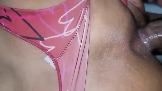 Bu adam küçük götümü domalıyor, midemin derinliklerine geldi, ateşli dölü hissedebiliyordum, çok lezzetliydi.