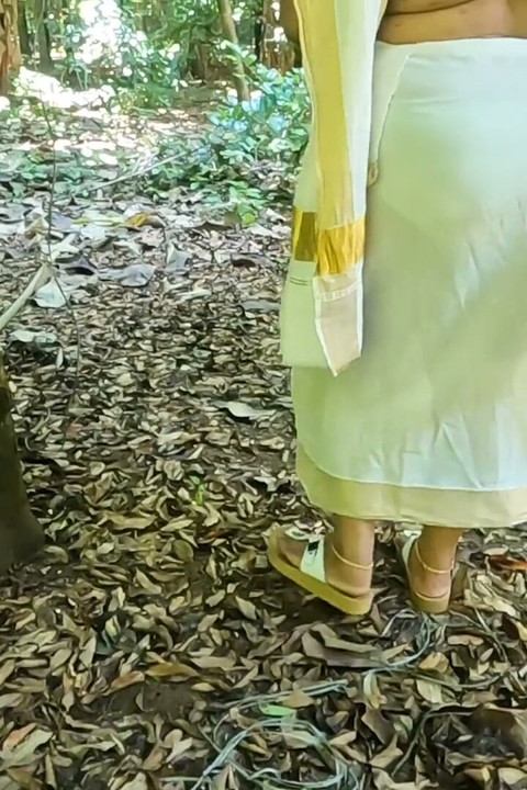 Kerala tarzı geleneksel set mundu, kız açık havada soyunuyor ve seksi çıplak vücudunu sergiliyor.