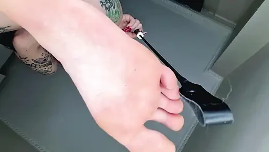 Dev kadın sever misin? Topuklu ayakkabılarla veya ayaklarımızla sizi kolayca ezabiliriz. Tabanlar, topuklu ayakkabılar, ayak fetişi.