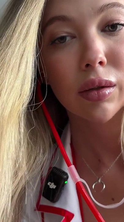 Gerçekten ambulans mısın? Seksi doktor bir hastayı baştan çıkarıyor | Klip 1