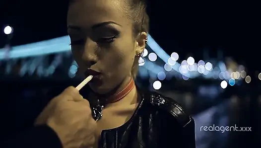 Шлюшка сосет длинный член ночью и покрывает ее лицо спермой