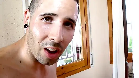 Gözlüklü seksi sarışın eş değiştiren bir adam tarafından sikiliyor