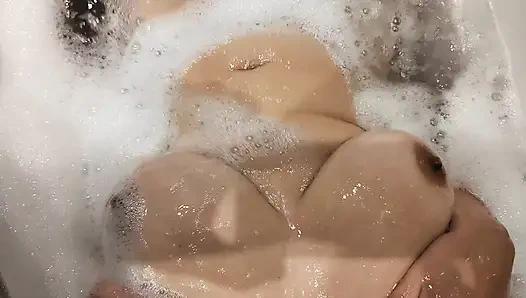 Падчерица с большими сиськами в пенной ванной