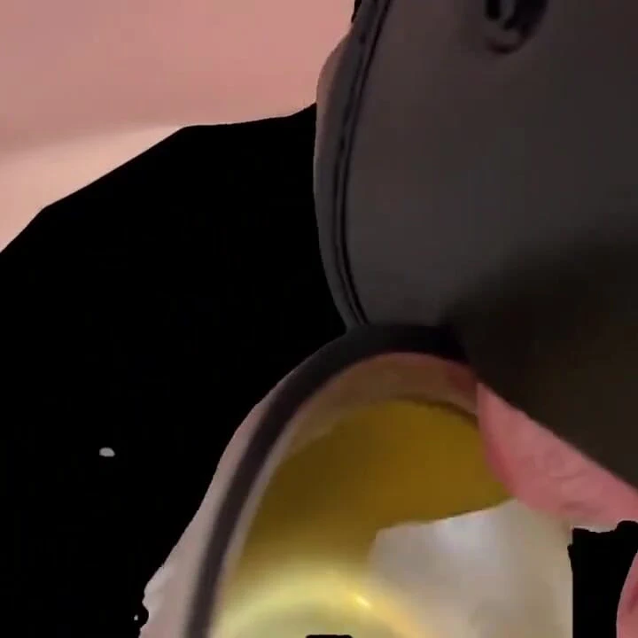 Heteroseksüel bir efendinin sidiğini içiyor