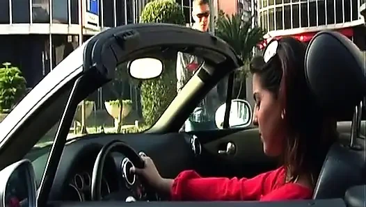 Olgun esmer ıslak anal seansında genişliyor