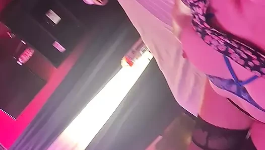 Üvey babasını ziyaret ediyor