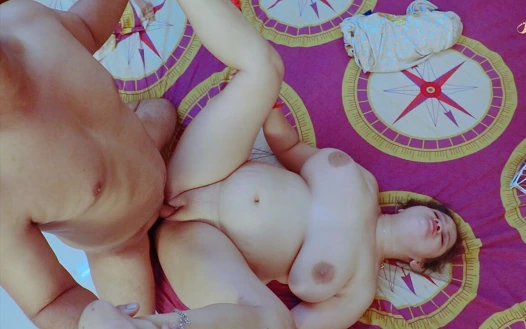 Orta yaşlı seksi kadın terzi tarafından baştan çıkarılıyor ve sert sikiliyor