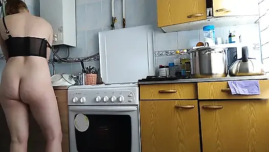 Arkadaşımın üvey annesinin poposunu istiyorum, mutfakta yemek yapmasını çok seviyorum