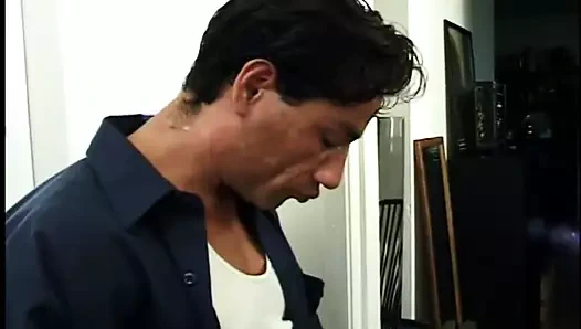 Kaslı adam tuvalette esiyor