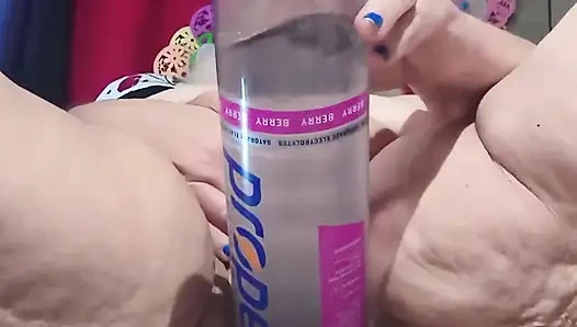 Büyük şişe tıkalı klitoris amcık