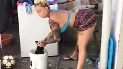 Seksi bayan elbise yıkarken dans ediyor