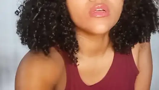 Ateşli esmer orta yaşlı seksi kadın kendine dokunuyor