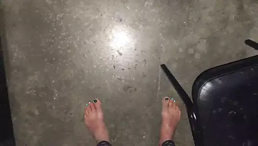 Sarah, zafer deliğinden başlayarak tiyatroda yalınayak