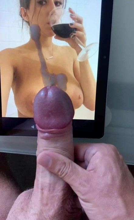 Sborro le bellissime tettone di Roberta