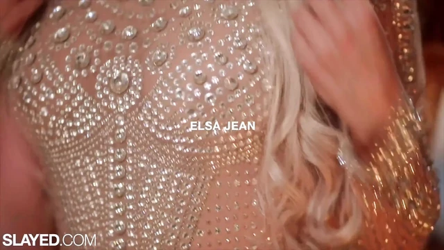 Elsa Jean'in mükemmel amcık dudaklarını allie nicole ile sikiyor