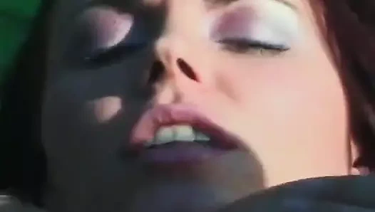 Vahşi seksi kızıl saçlı Angelica Sin arka bahçede derin bir göt sikişmeyi seviyor