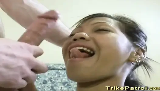 Trikepatrol sevimli genç Filipinli ile dağınık döl patlatma sikişi