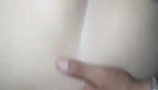 Emmeye başladım ve domalarak sikilmeyi bitirdim, göte boşalma