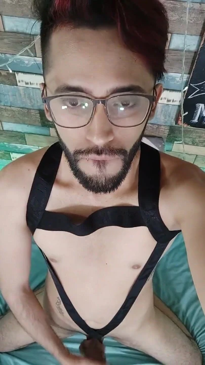 Azgın bir kamera şovundan sonra mastürbasyon yapıyor