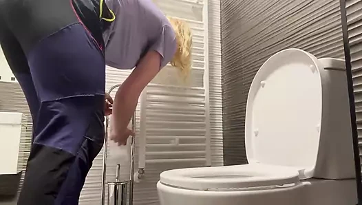 Umumi tuvalette şişeyle mastürbasyon ve fışkırtma