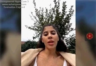 Zed gösteri göğüsleri içinde kamu