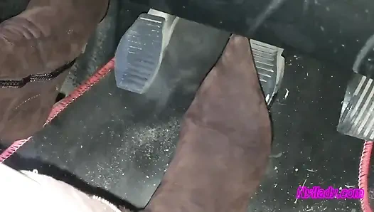 Nyllady conduit sa chatte rouge dans des bottes à talons hauts
