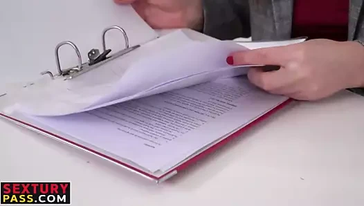 Ateşli esmer sert aşk çubuğunun yöneticisi olmalı