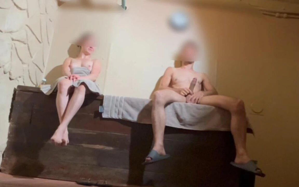 Sauna macerası sürtük kadınla yalnız kalıyorum erkek arkadaşı mastürbasyon yaparken beni boşaltıyor
