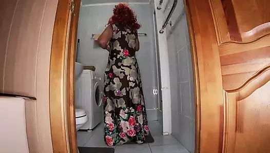 Olgun orta yaşlı seksi kadın külotunu çıkardı ve duşa gitti ama götüne bir yarak soktu