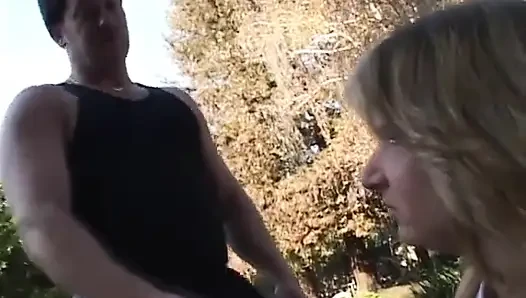 Amigo kızdaki ateşli yaşlı kız sikişiyor ve emiyor