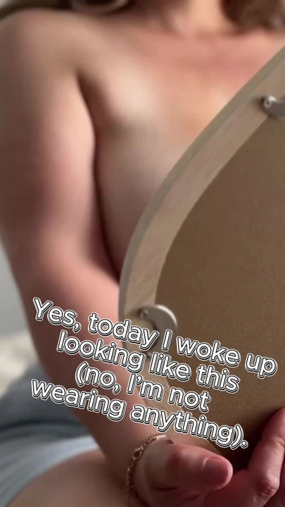 Büyülü bir ayna ve arkasında, orta yaşlı seksi kadının büyük çıplak göğüsleri