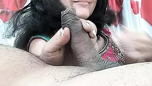 Utanmaz üvey anne ırklararası baharatlı göt yalama ve sakso seks sahnesinde.