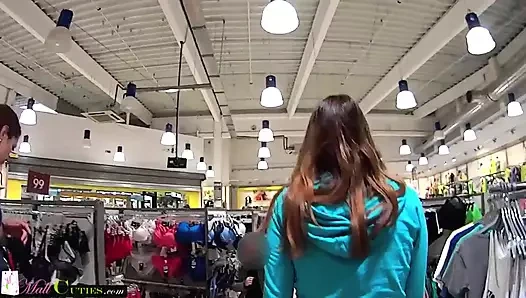 Sürtük Kiki mükemmel vücudunu siktiriyor