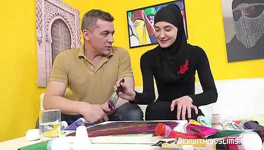 Tesettürlü seksi hatun yarak için fırça değiştirdi