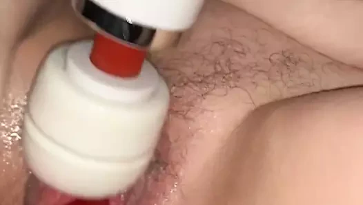 Sue ıslak eğleniyor