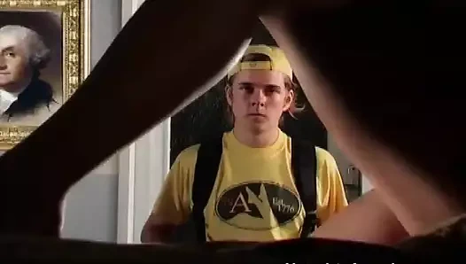 Chris bir kız arkadaş bulamıyor ama arkadaşının büyük memeli orta yaşlı seksi annesi tekrar yardım etmek için orada