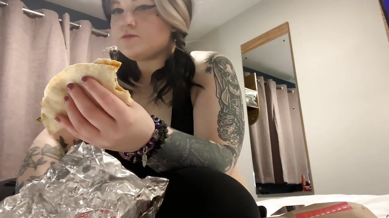 Mukbang ön izleme klibi