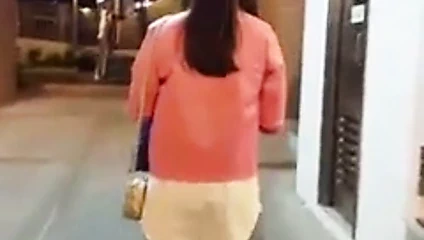 Asyalı kadın tek başına yürüyor