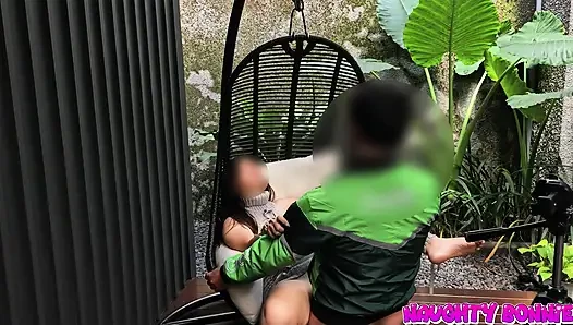 Bonnie dildo eğlencesi sonrası teslimatçı adamın içine boşalmasına izin veriyor