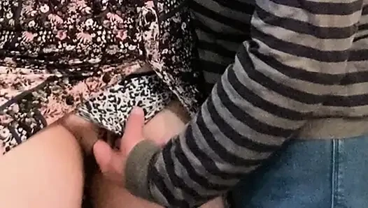 Bu yabancının parmakları amımı eteğimin altına sürtüyor