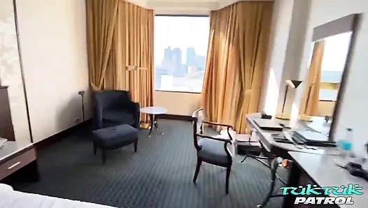 Tuktukpatrol sıkı amcık pinay sikiliyor