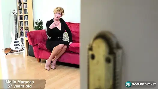 İngiliz orta yaşlı seksi kadın ve üvey oğlu