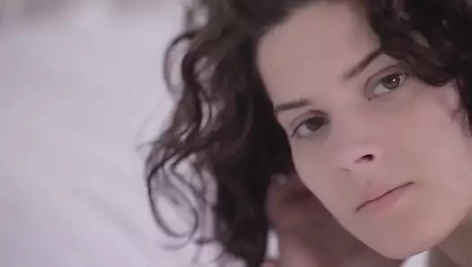 Sevimli genç yatakta çıplak - hiçbir şey-erotic.com tarafından