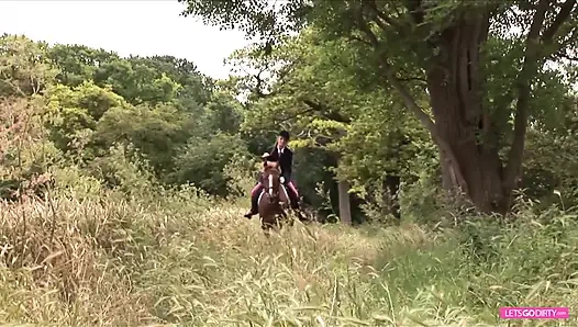 Komik adam diğer sikişi izliyor ve sonra sürtük sarışından anını alıyor