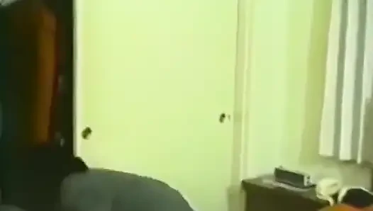 Azgın bir esmer yüze boşalmak için sikiliyor